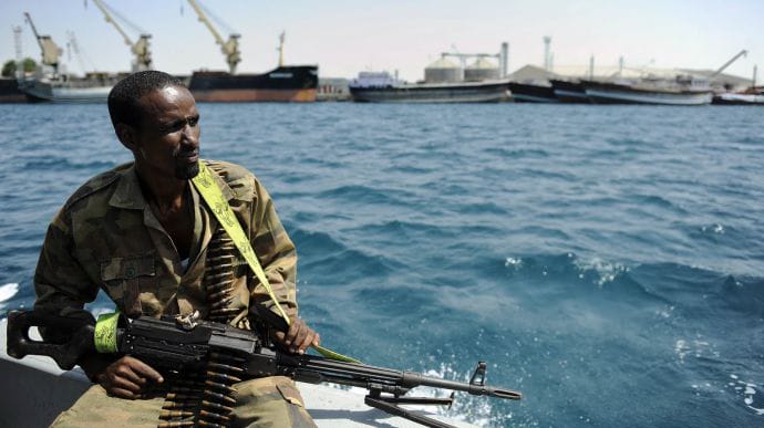 Біля африканського узбережжя пірати напали на судно із 21 людиною на борту 