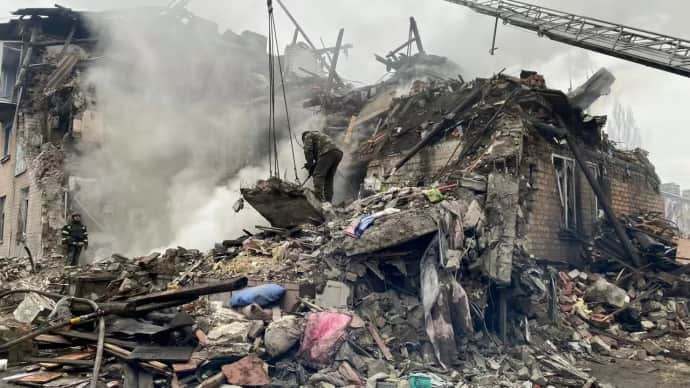 Удар россиян по Новогродовке: количество погибших возросло, под завалами ищут семью