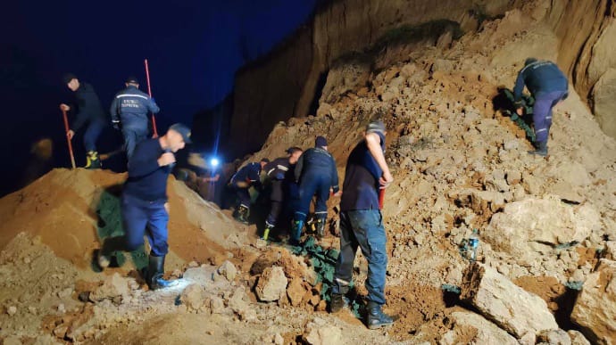 Тривають пошуки постраждалих внаслідок обвалу грунту біля моря на Одещині