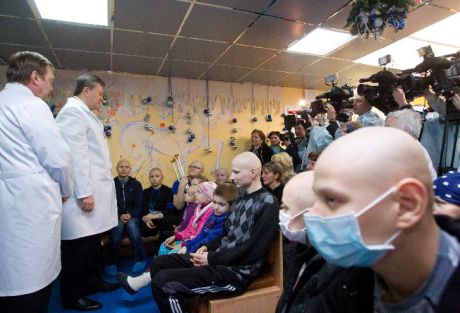 Янукович в Институте рака. Фото с сайта МОЗ