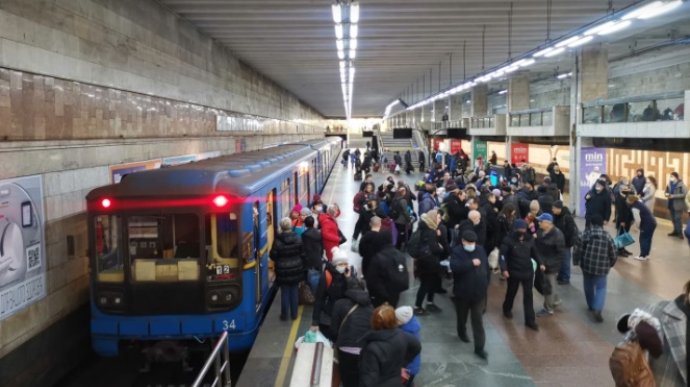 Столичне метро відновлює рух після масованої ракетної атаки