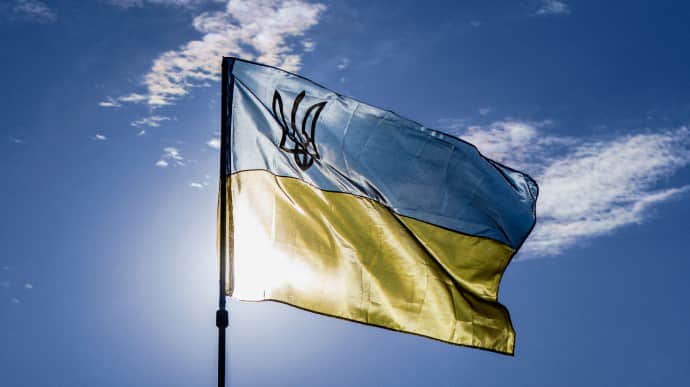 Растоптавший флаг Украины мужчина избежал наказания в Эстонии