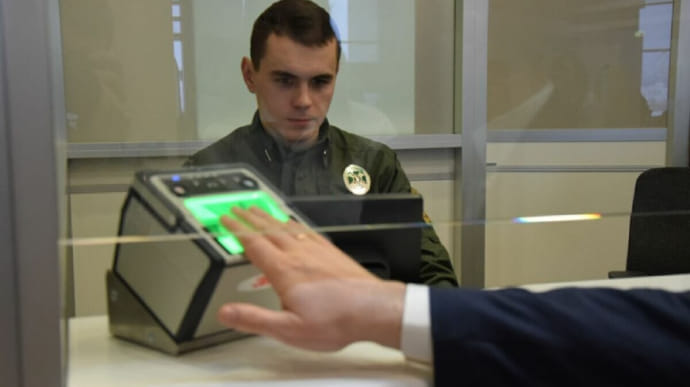 З 2022 року Україна запроваджує збір біометричних даних іноземців для видачі віз