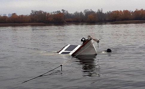 У Оболонской набережной в Киеве затонула яхта