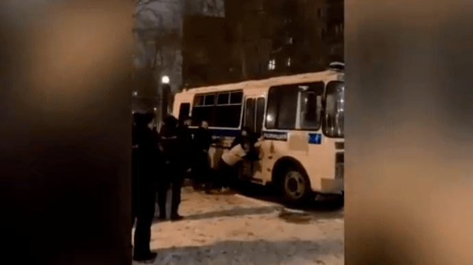 В России арестованные протестующие сами толкали полицейский автозак