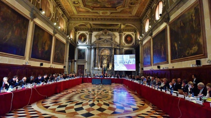 Венецианская комиссия проведет экспертизу ситуации вокруг КС
