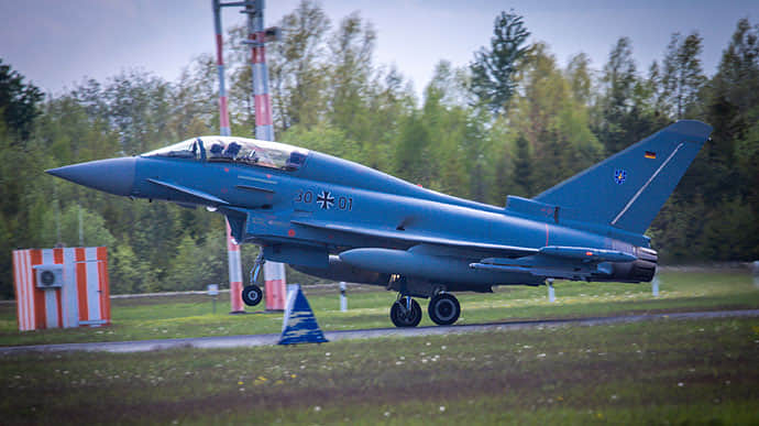 Германия могла бы добавить в коалицию истребитель Eurofighter − Резников