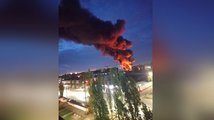 В российском Воронеже произошел масштабный пожар на складе с пластиком