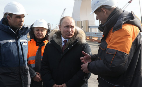 Путин в поезде собирается проехаться по Крымскому мосту