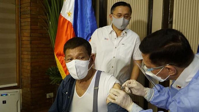 Президент Філіппін щепився першою дозою вакцини проти COVID-19
