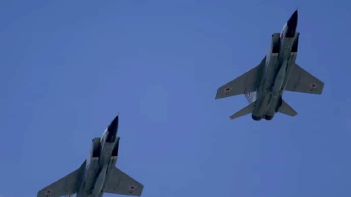 Four MiG-31K fighter jets take off in Russia