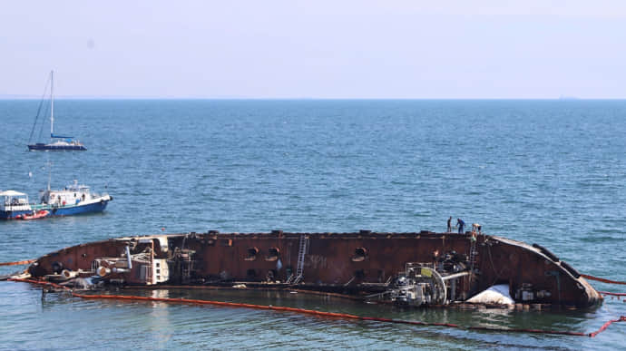 Затонулому судну в Одесі дадуть статус катастрофи: знову витекла нафта