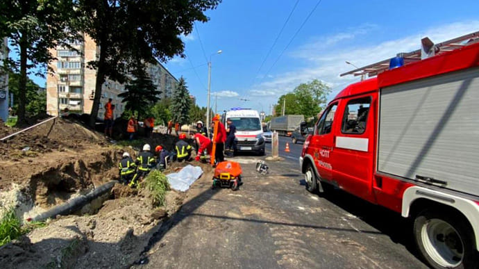 Два человека оказались под землей во время работ в Тернополе: один из рабочих не выжил