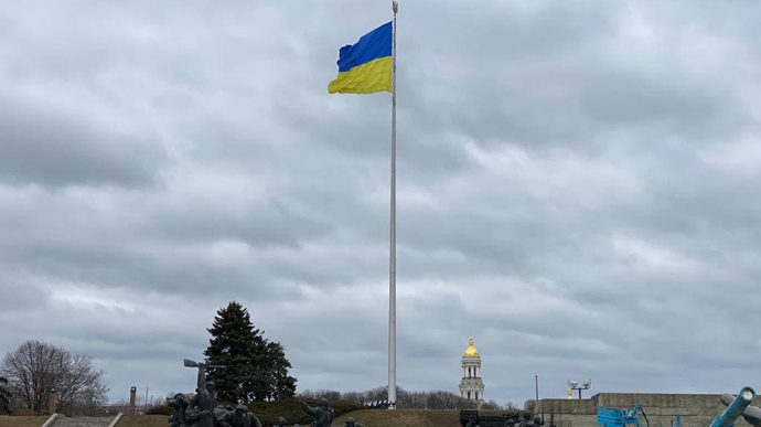 Головний прапор України приспустять через вітер 