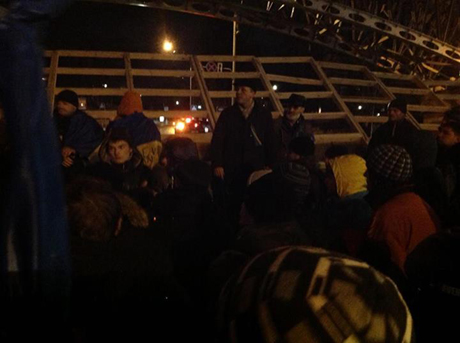 За ніч навколо Майдану збудували барикади, біля сцени продовжують стояти тисячі людей. Молодь танцює, чоловіки охороняють периметр. Фото Андрія Парубія