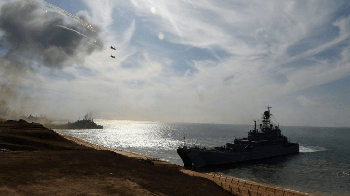 Operational Command Pivden (South): 4 Russian large landing ships manoeuvre in Black Sea