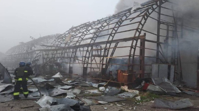 Атака на Дніпро: пошкоджені підприємства, заправка і домоволодіння, є постраждалий 