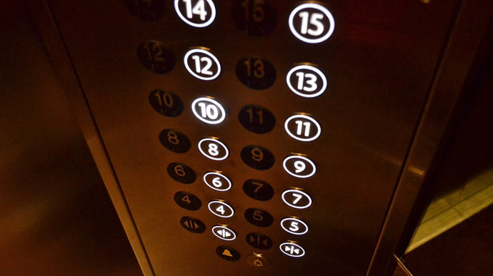 Киян просять не їздити в ліфті, коли відключають світло 