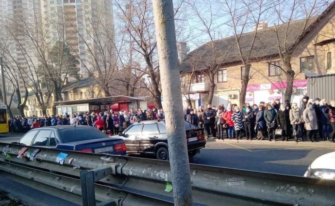 В Киеве закрытие метро провоцирует очереди на маршрутки