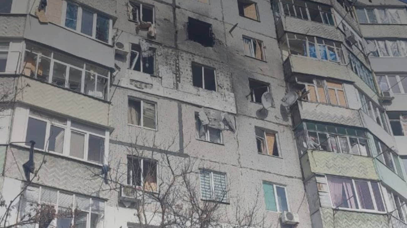 Apartment blocks directly hit in Russian morning attack on Kherson – photo