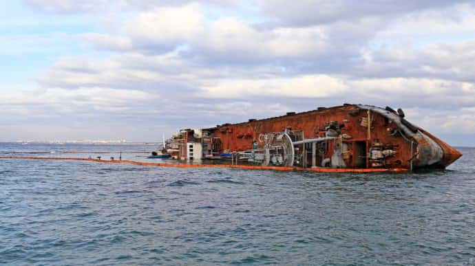 Поблизу затонулого судна в Одесі виявили забруднення води і повітря
