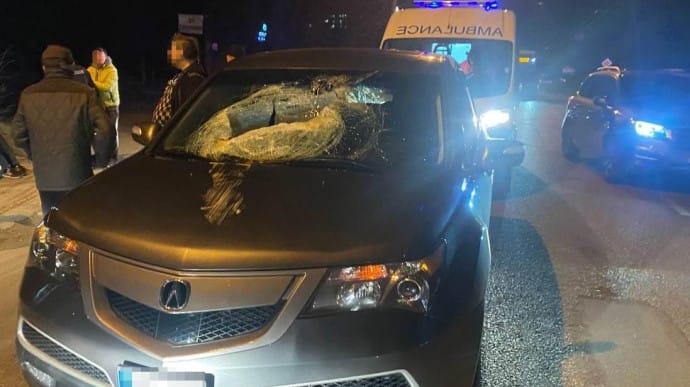 Каналізаційний люк влетів в авто і вбив дитину у Львові