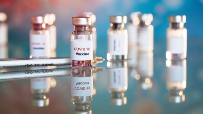 Украина подала заявку на вакцину от коронавируса COVAX: в приоритете – пол страны
