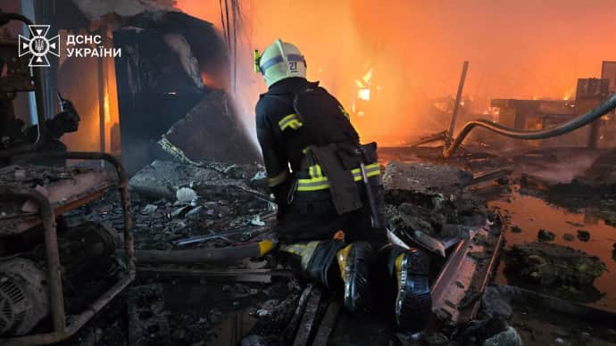 Тушение пожара в «Эпицентре» в Харькове, фото ГСЧС