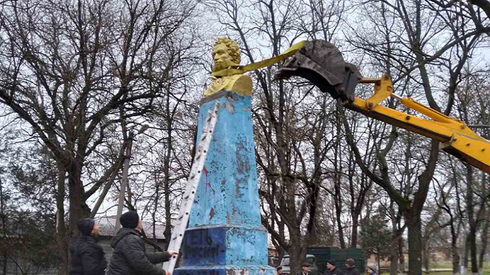 Beat Russification!: monument to Pushkin demolished in Odesa Oblast