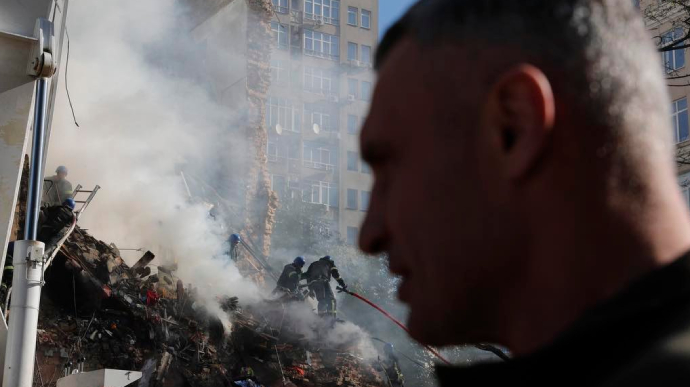 В Киеве достали из-под завалов тело 5-й жертвы удара дрона-камикадзе