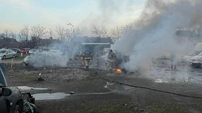 У Києві уламки впали в кількох районах, є загорання багатоповерхівки та поранені – КМВА