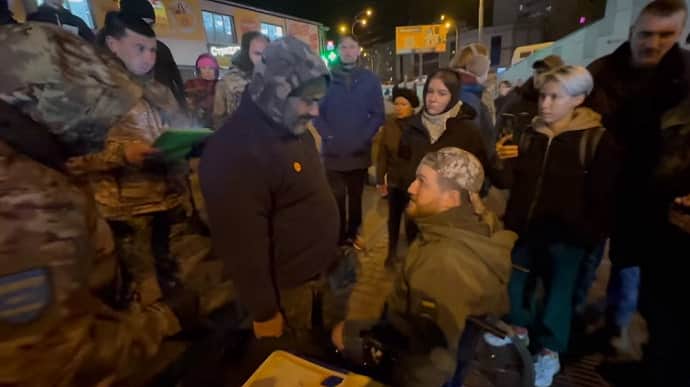 Після конфлікту з ветераном поліція перевіряє фонд, який збирає гроші біля метро в Києві