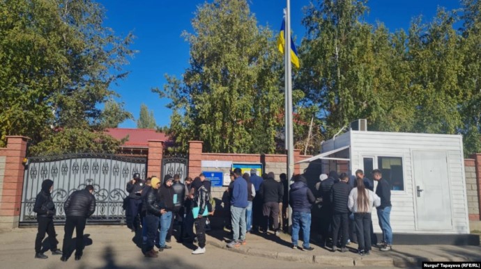 Сбежавшие от мобилизации крымчане хотят получить украинские загранпаспорта