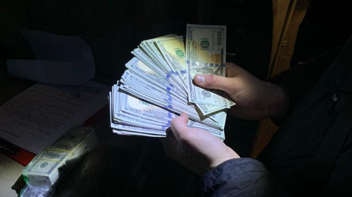 У Києві накрили канал збуту фальшивих доларів