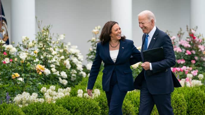 Biden backs Kamala Harris as new Democratic presidential candidate