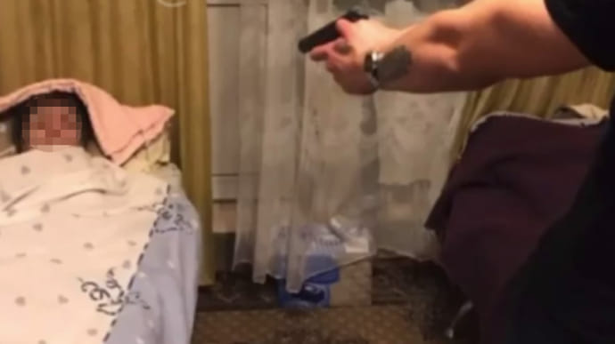 Нацелили пистолет и снимали на видео: в Киеве трое юношей цинично поиздевались над лежачей бабушкой