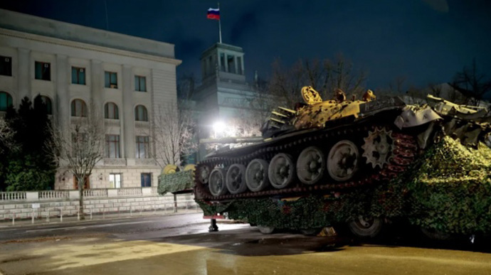 Перед посольством РФ в Берлине выставили подбитый российский танк