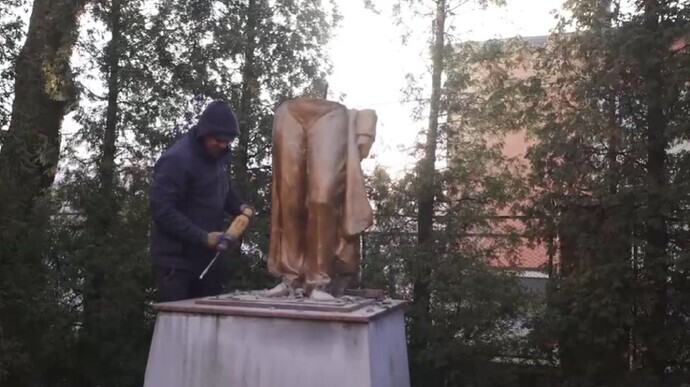 Чернівці позбулися Пушкіна: демонтовано другий пам'ятник