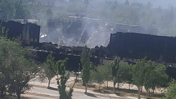 Россияне сожгли Ледовый дворец Северодонецка