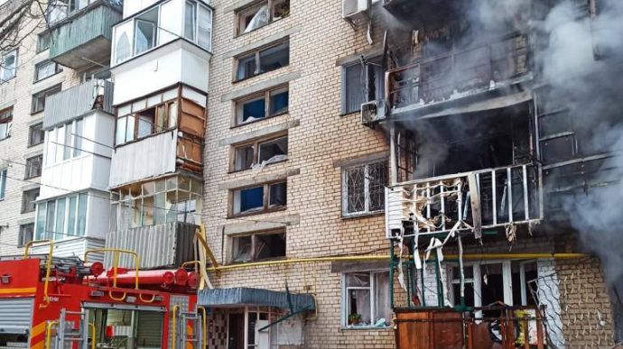 Херсон: росіяни обстріляли приміщення Червоного Хреста і дитячий центр, є поранені