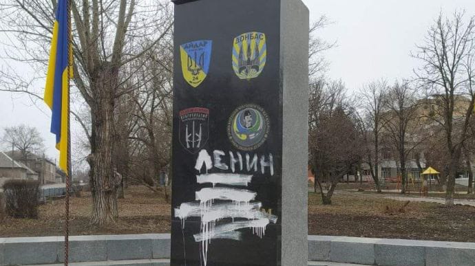 Памятник украинским добровольцам разрисовали вандалы на Луганщине