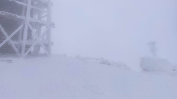На горе Поп Иван намело до метра снега