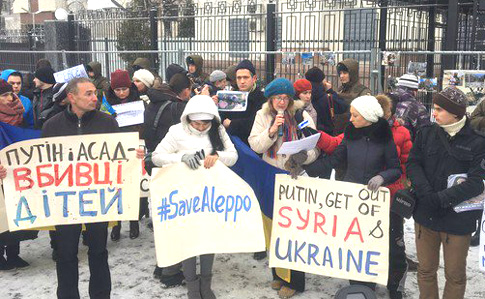 В Киеве пикетируют посольство РФ: против бомбардировок Алеппо