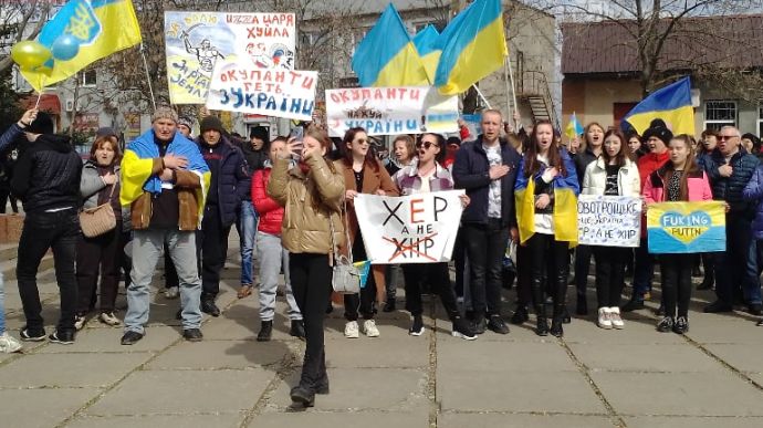 Kherson region: people sing Ukrainian anthem at rally in Novotroitske 