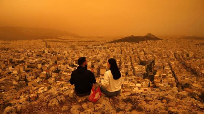 Столицу Греции накрыла оранжевая пыль из пустыни Сахара