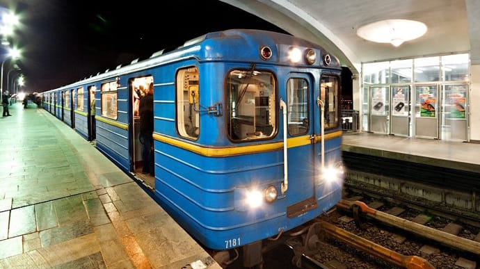 У Києві кілька годин по черзі мінують центральний вокзал, станції метро і навіть літак