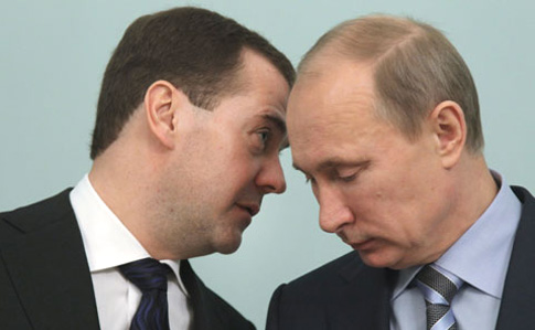 Путин с Медведевым прилетели в аннексированный Крым
