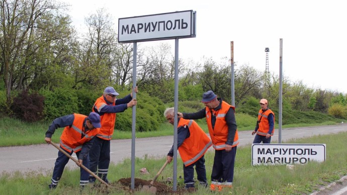 Російські окупанти знищують україномовні дороговкази біля Маріуполя