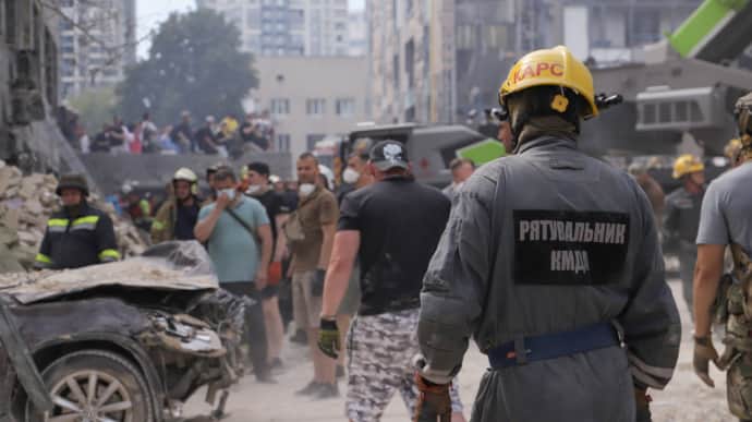 У Києві працюють понад тисяча рятувальників: одну пожежу на місці влучання локалізували, інші загасили