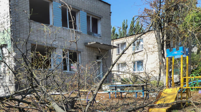 Russians attack Kherson for second time today, hitting apartment building and killing woman
